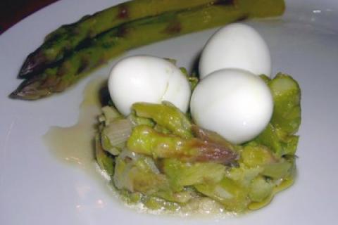 Asparagi in forma con uova di quaglia